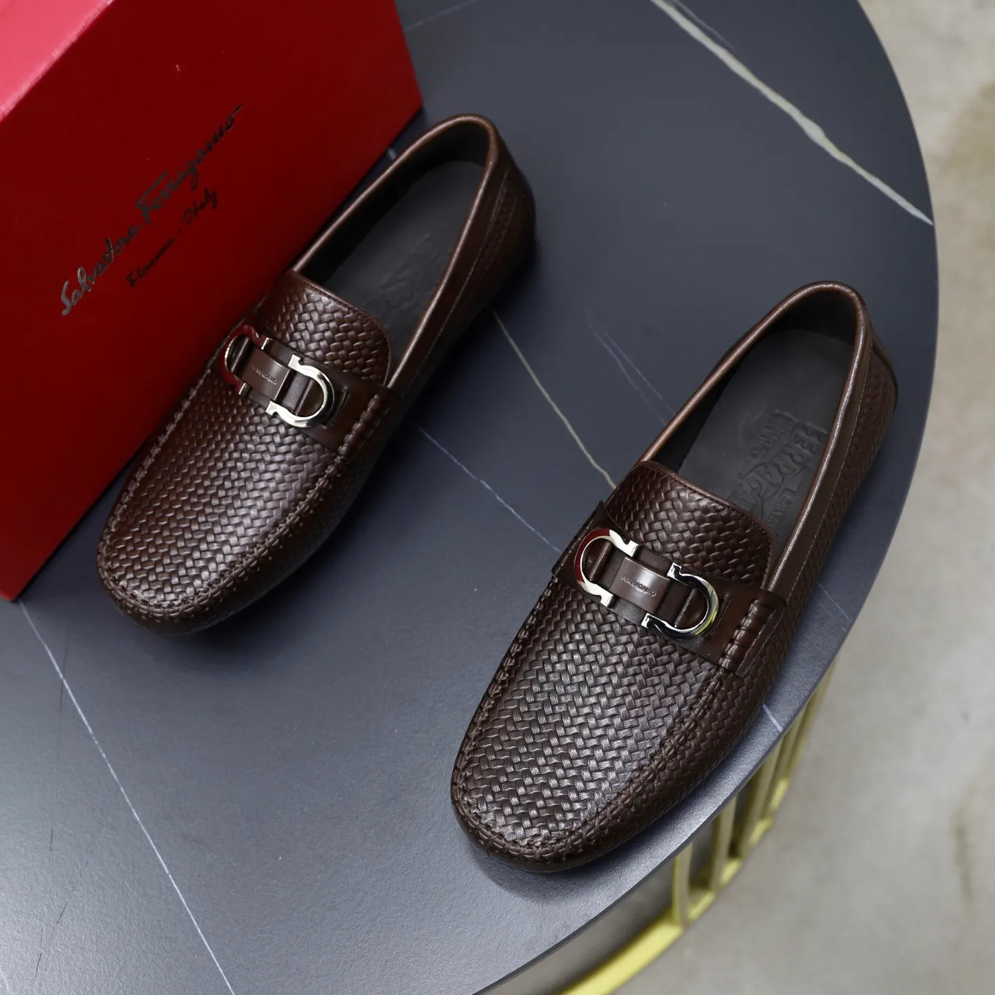 Ex-factory price: 480💰🙅‍♂️🙅‍♂️🙅‍♂️Niuli Brand: Ferragamo Standard code: Men's code 38/44 (45 customized) Grade: Same as the official website Material: Original imported cowhide leather lining Original wear-resistant lightweight outsole Style category: Men's casual slip-on shoes Bean shoes Distinguished luxury brand elements top luxury Color: actual picture color